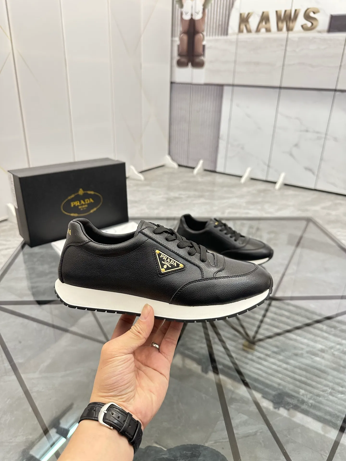 Men's shoes: 💰P420¥ Product trademark: Prada *"Prada*" low-top casual shoes Regular size: 38-44 (can be customized to 45) Product materials: imported cowhide upper, sheepskin lining, original outsole. Number: 020